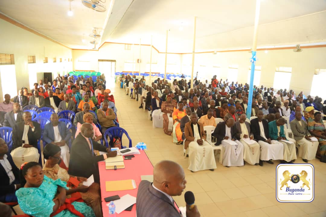 JosephKawuki_'s tweet image. Nsisinkanye Abaami ba Kabaka ku mitendera gyonna ab'e Ssaza Kooki, n'embalambika ku ntambuza y’emirimu.Ku mukolo gwe gumu olukiiko olukulembeze olw'e Ssaza wamu n'omumyuka owokubiri ow'omukwanaganya w'emirimu gya Ssaabasajja mu Ssaza Kooki,bakubye ebirayiro eby'obuweereza mu bifo