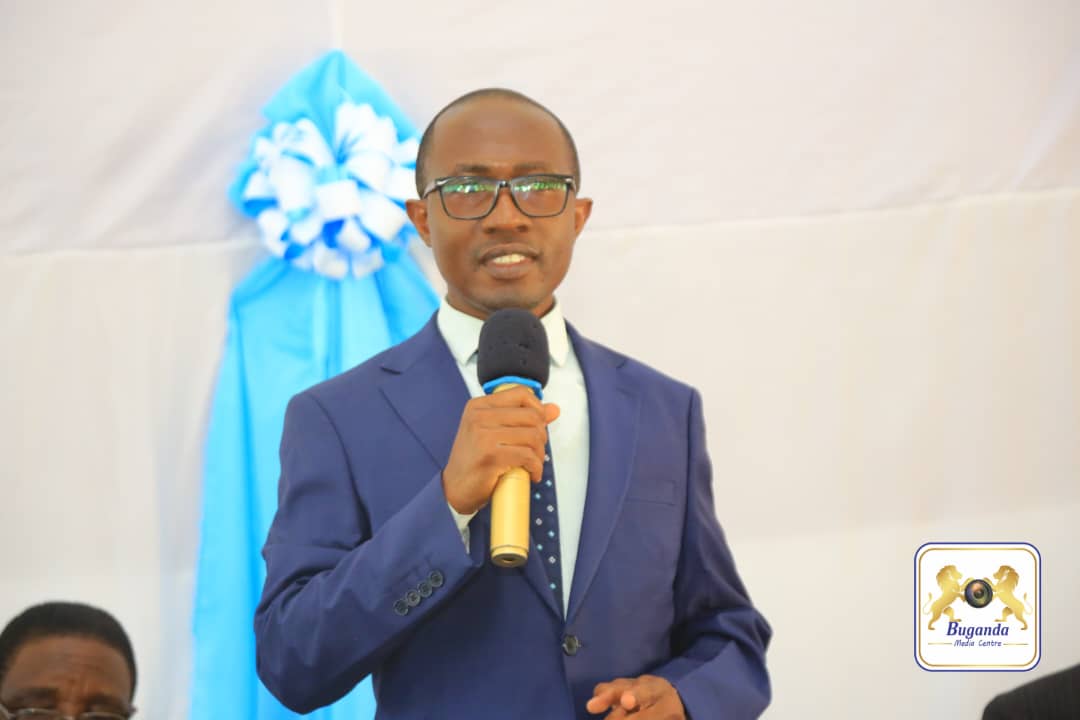 JosephKawuki_'s tweet image. Nsisinkanye Abaami ba Kabaka ku mitendera gyonna ab'e Ssaza Kooki, n'embalambika ku ntambuza y’emirimu.Ku mukolo gwe gumu olukiiko olukulembeze olw'e Ssaza wamu n'omumyuka owokubiri ow'omukwanaganya w'emirimu gya Ssaabasajja mu Ssaza Kooki,bakubye ebirayiro eby'obuweereza mu bifo