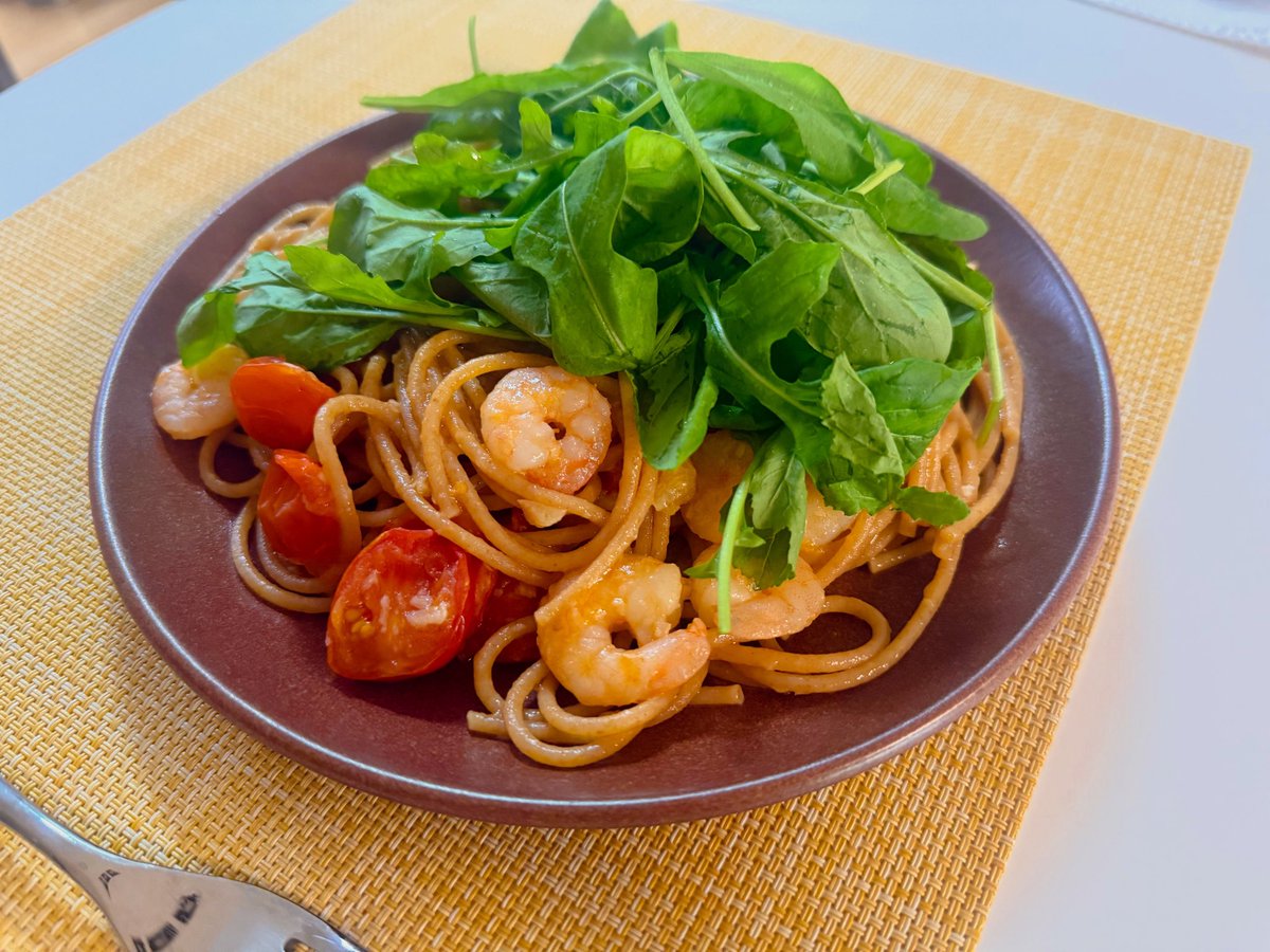 doitjustdoit17's tweet image. 주말 집밥 요리 👩🏻‍🍳

새우와 방울토마토가 추가된 
알리오올리오 통밀파스타 with 루꼴라

알리오올리오만 만들다다 오늘은 다른 재료들도 살짝 넣어봤는데 결과는 대만족 😁 새우는 올리브유+마늘과 궁합이 참 좋은 것 같돠.. 요리할때 기존루틴에서 벗어난 내 소심한 도전이 성공했을때 넘 기쁨 ㅋㅋ