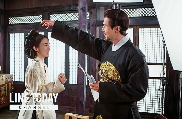 phenomenalw92's tweet photo. Absolutely my favourite picture from Goblin BTS. Such cuties 🧿♥️👑
#LeeDongWook #YooInNa #WangYeo #KimSun #Goblin https://t.co/OO3fvGvgfi