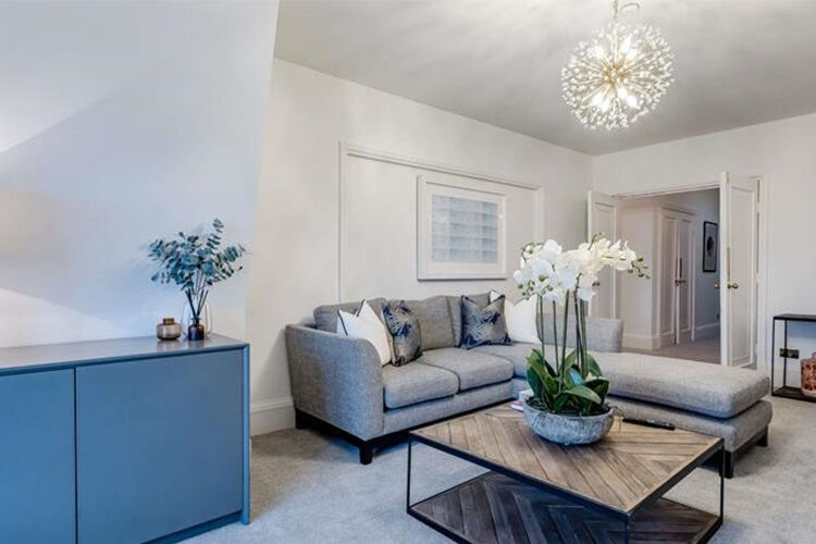 ChancellorsEA's tweet image. 🏡 To Rent: Luxurious 5-Bedroom Apartment in St Johns Wood! 🏡

• 5 beds • 4 bath • Prestigious block • Furnished • On-site porter • 24/7 security • Fantastic views of Regents Park

🔗 bit.ly/3FirtKL 

#StJohnsWood #ToRent #LuxuryApartment #RegentsPark