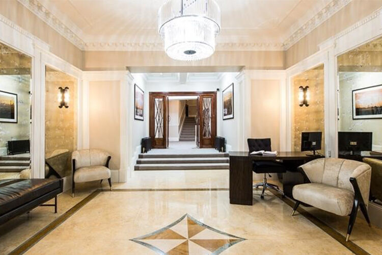 ChancellorsEA's tweet image. 🏡 To Rent: Luxurious 5-Bedroom Apartment in St Johns Wood! 🏡

• 5 beds • 4 bath • Prestigious block • Furnished • On-site porter • 24/7 security • Fantastic views of Regents Park

🔗 bit.ly/3FirtKL 

#StJohnsWood #ToRent #LuxuryApartment #RegentsPark