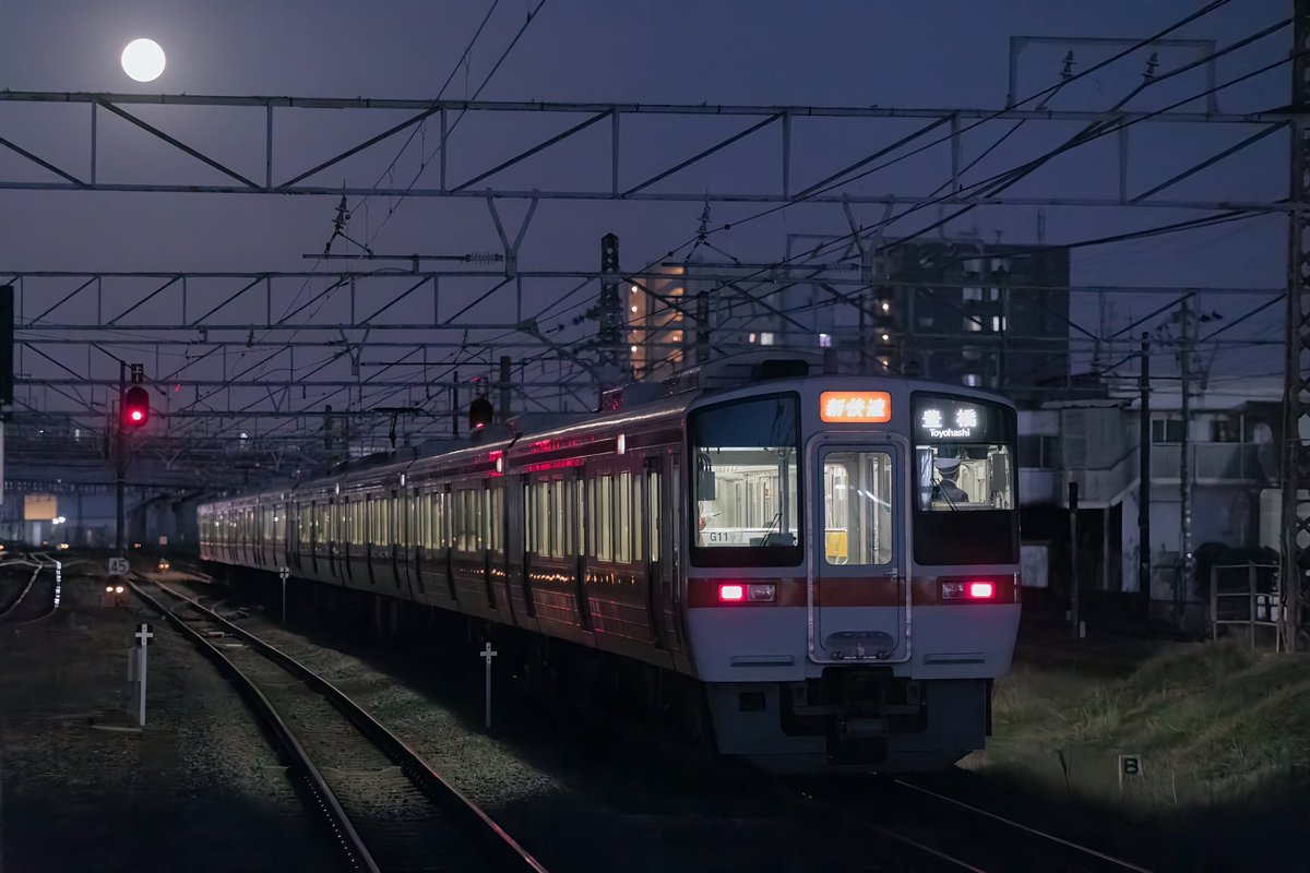 tomatoo1603's tweet photo. 3/14
ダイヤ改正前日の月は満月だった。
大垣駅を発車する311系がまるで月に帰っていってしまうような竹取物語のかぐや姫のように見えた。 https://t.co/MMp8JVGaXn