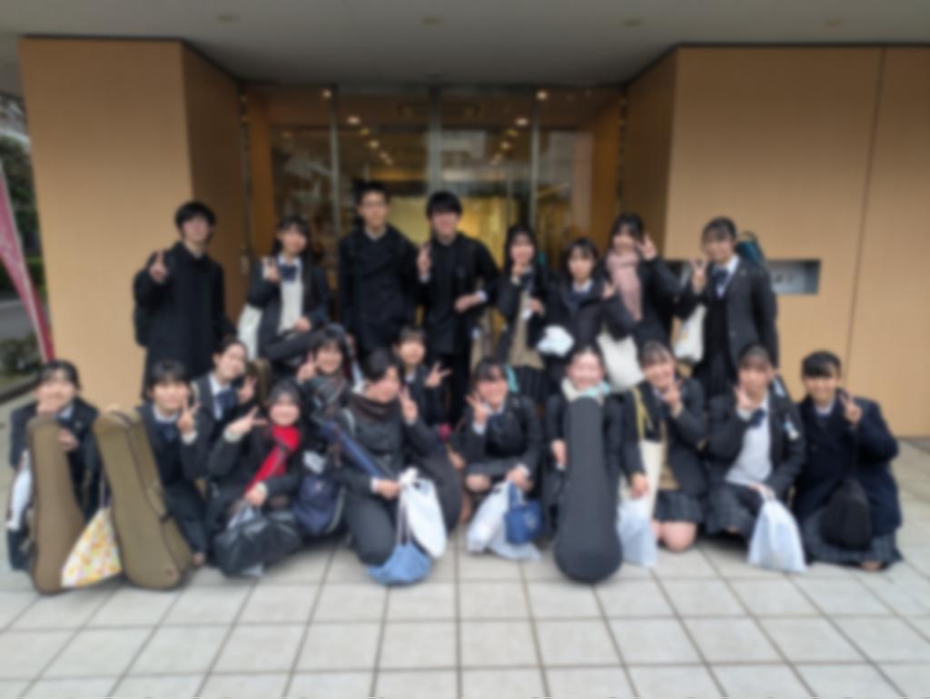 r_orche's tweet photo. 本日は昨年に引き続き、老人ホーム｢グランヴィ歳王｣にて演奏会を開催させていただきました！
約40分間今まで様々な場所で演奏してきた曲達を披露しました。
老人ホームでの演奏はとても貴重な体験なので今年も行わせて頂けたことをとても嬉しく思います。
ありがとうございました🎶 https://t.co/v4siUB0YiE