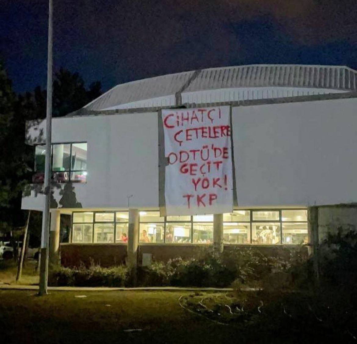 Ey mü’minler! Ordular hâlinde kâfirlerle savaşmak üzere karşılaştığınız zaman sakın onlara arkanızı dönüp kaçmayın!
#odtü