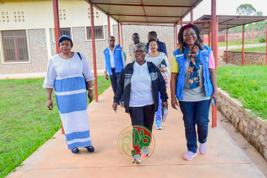 RTNBurundi's tweet photo. @UNHCR_Burundi @CankuzoProvince @BurundiGov @mspls_bdi @Lydwinebara @MininterInfosBi La Ministre de @mspls_bdi a salué la bonne collaboration entre le @BurundiGov et le @UNHCR_Burundi dans le domaine de la santé publique. Elle a également souligné que l'hôpital de #Kigamba s'inscrit dans la Vision d'un hôpital communal moderne https://t.co/Hh71WYbOzR