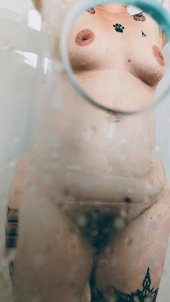 SpicyMaeva's tweet photo. @OrgasmicGroup @XxAudreysagexX J ai pas beaucoup de photo ou l on me voit d en bas je suis tout le temps à genou alors on me vois tout le temps d en haut 😂 https://t.co/mId53zUhuW