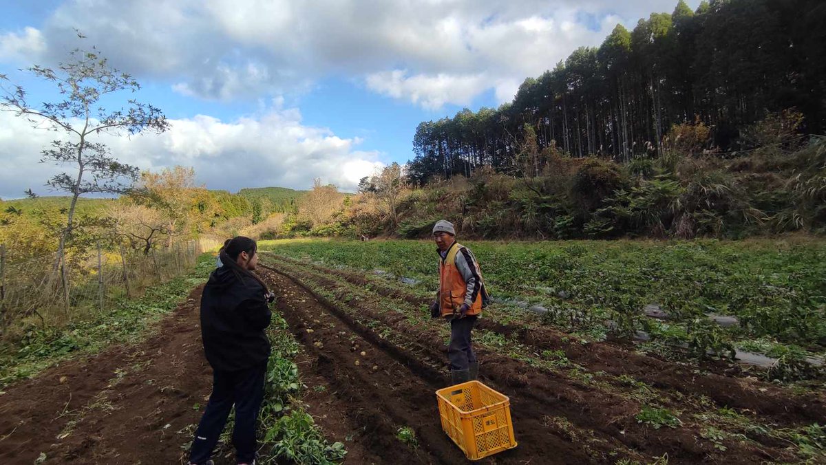 ko_mina_tabel's tweet photo. 今回は、湯の鶴の奥地の山間部で野菜づくりに取り組む森下敦さんを特集しました。

森下さんは「フクちゃん農園」という名前で野菜をつくっておられますが、実は水俣高校の定時制に通う現役高校生でもあります！！
なので今回は、高校生が高校生を取材😆 https://t.co/sNP1ndxTdk
