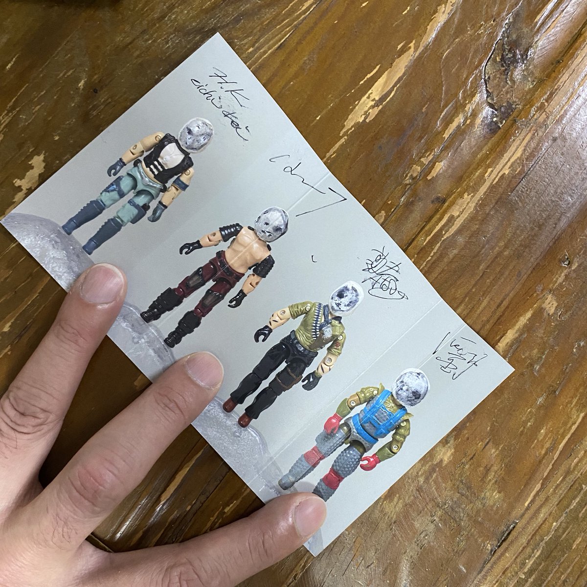 nan_syf's tweet photo. HAKAIDERSアルバムリリースライブへ
はじめて聞くバンドでしたが、前から知っていた様な印象。パーカッションが入るとリズムが小刻みになって良かったです。
ワタシは断然カセットテープ派📼ですね
滅多にライブをしないらしいので、メンバー全員のサインも頂きました！ありがたい〜 https://t.co/apjVKoQBOL