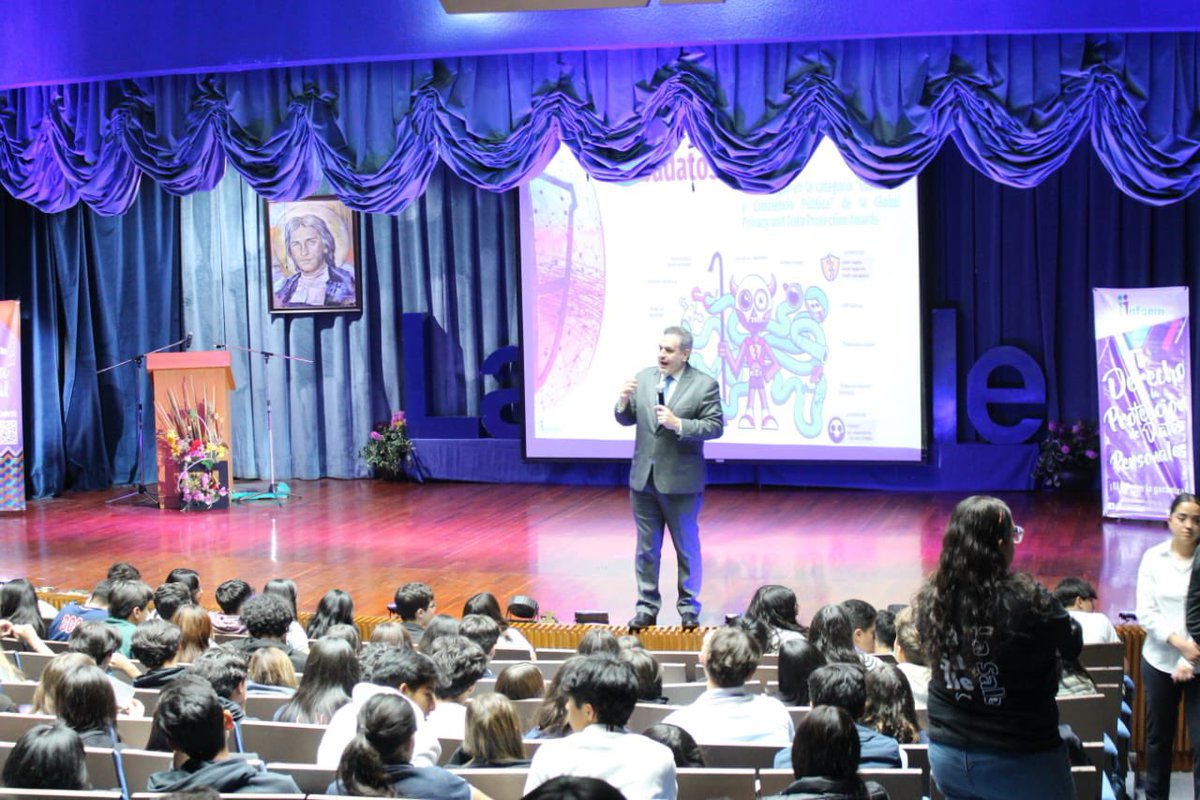 Infoem's tweet photo. El Comisionado @lgparranoriega condujo los trabajos del Cine Conversatorio para prevenir la #ViolenciaDigital en la @LaSalle_MX #Naucalpan; durante su intervención, Parra Noriega exhortó a la comunidad estudiantil a valorar la importancia de cuidar sus #DatosPersonales. https://t.co/hBjGAlbMZ8