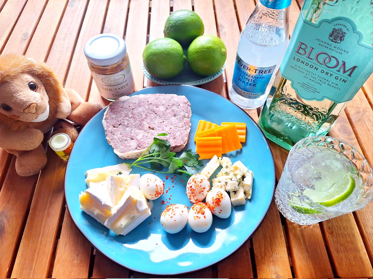 2k2k2k2k's tweet image. 英国のブルームジンは世界初の女性マスターディスティラーが手掛けるドライジン
イングリッシュガーデンを思わせるフローラルなボタニカル
ボトルのデザインも好みだなぁ🤗
パテドカンパーニュとチーズ、うずらは欠かさず🤭
#bloomgin #ブルームジン #ジン #ジントニック