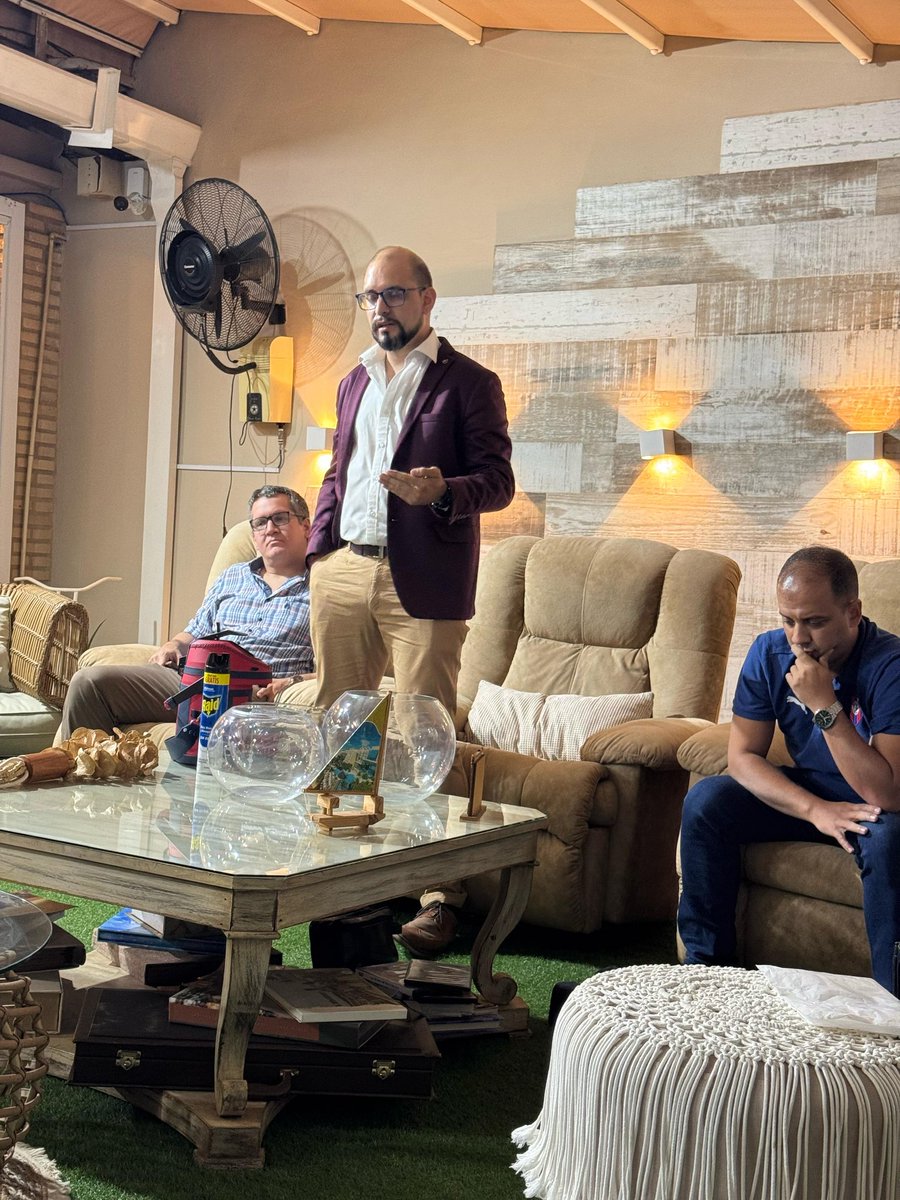 sumar1912's tweet photo. 🔵🔴 Ameno encuentro con grandes referentes de Oviedo 🫂
Muchas gracias por #SUMARSE a la verdadera renovación 🫱🏻🫲🏻
Los SOCIOS INTERIOR se merecen mucho más! Vamos a devolverles la voz y la participación merecida ☝🏻
#somosSUMAR
#SUMARUnidosPorElCiclón
#LaÚNICAOposición https://t.co/nfJ5pZvaFY