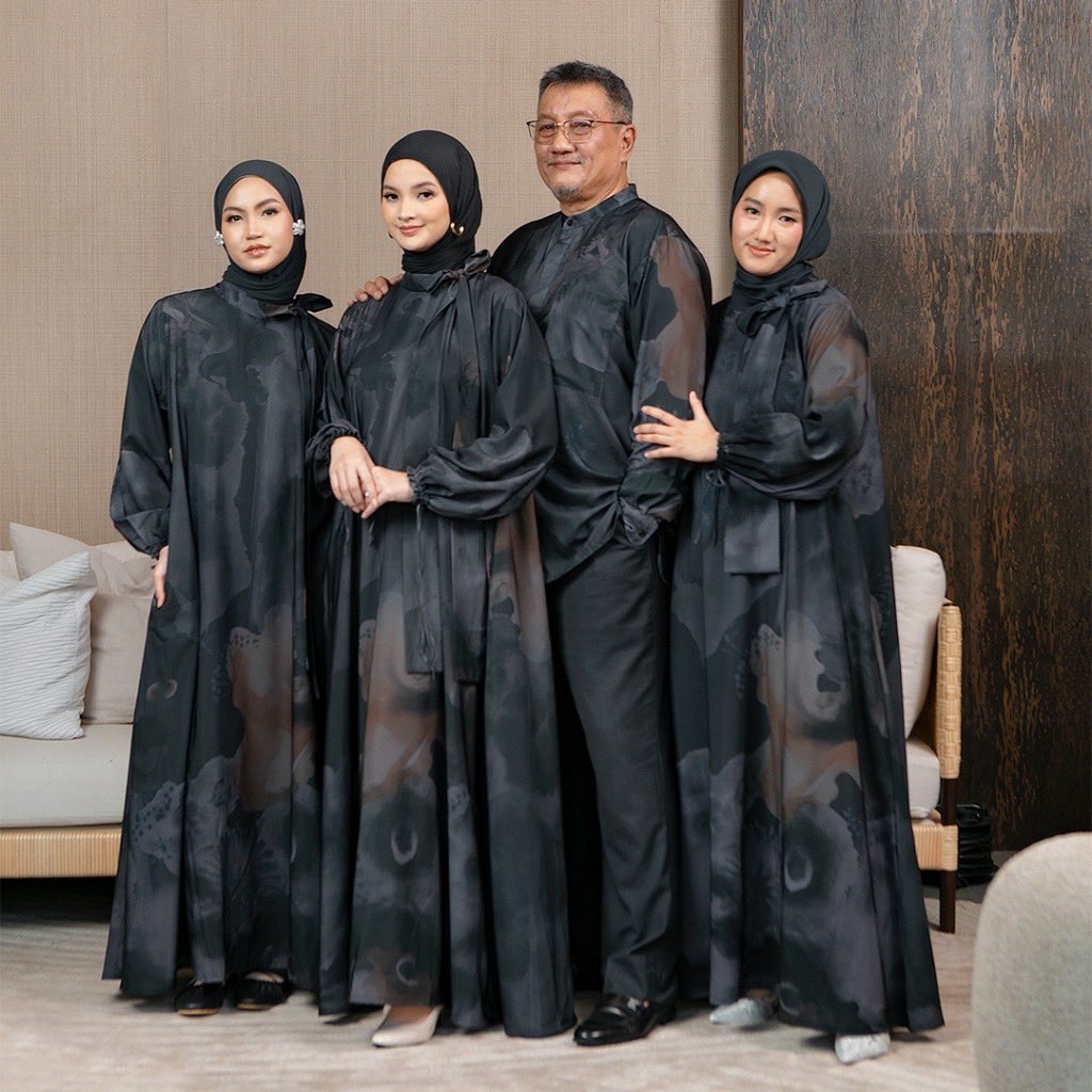 satekambieng's tweet photo. outfit lebaran keluarga buat yg punya keluarga aja yg broken home gperlu kali yh🤭🙏

— a thread https://t.co/puAdMbVeyY