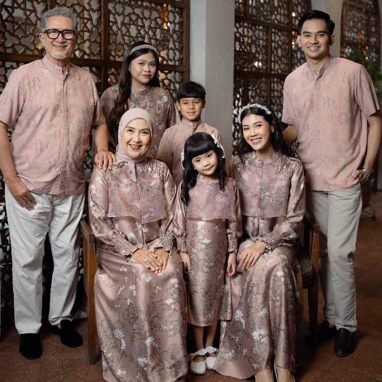 satekambieng's tweet photo. outfit lebaran keluarga buat yg punya keluarga aja yg broken home gperlu kali yh🤭🙏

— a thread https://t.co/puAdMbVeyY
