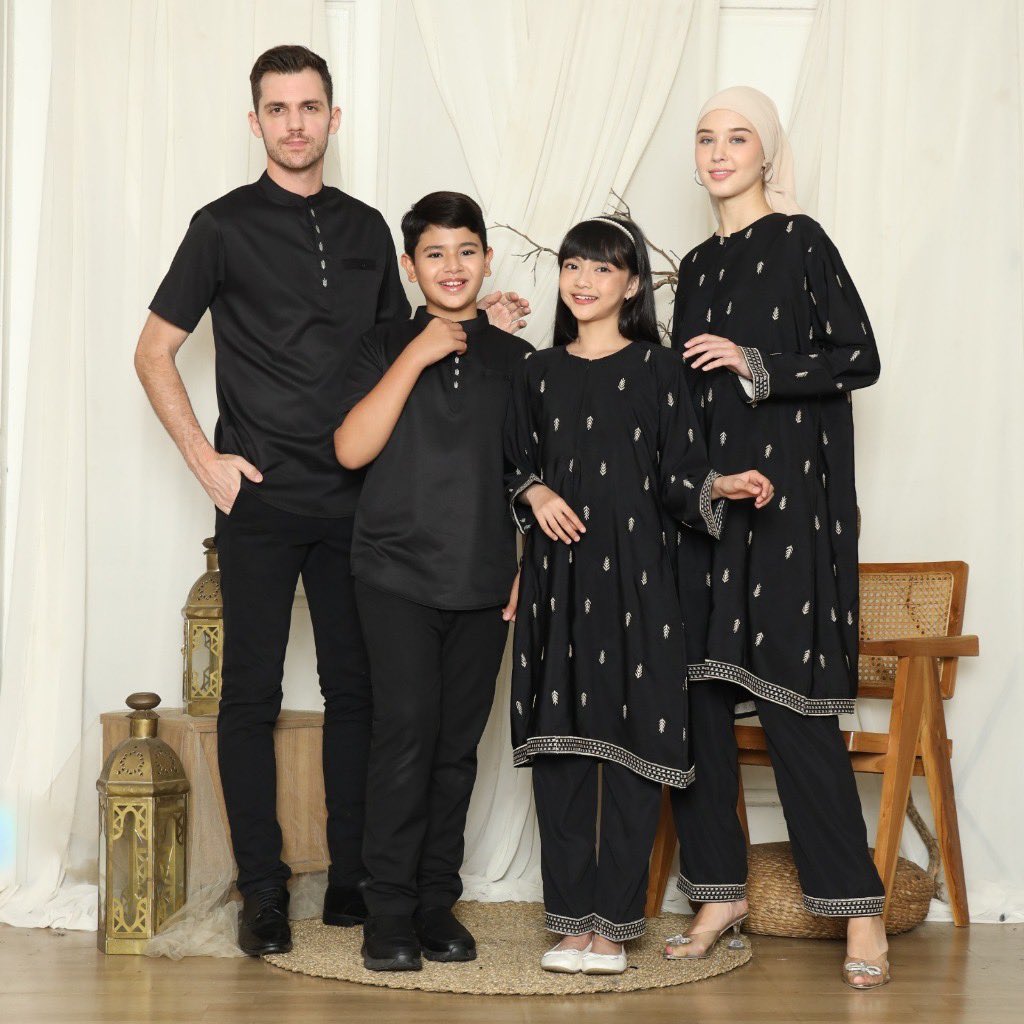 satekambieng's tweet photo. outfit lebaran keluarga buat yg punya keluarga aja yg broken home gperlu kali yh🤭🙏

— a thread https://t.co/puAdMbVeyY