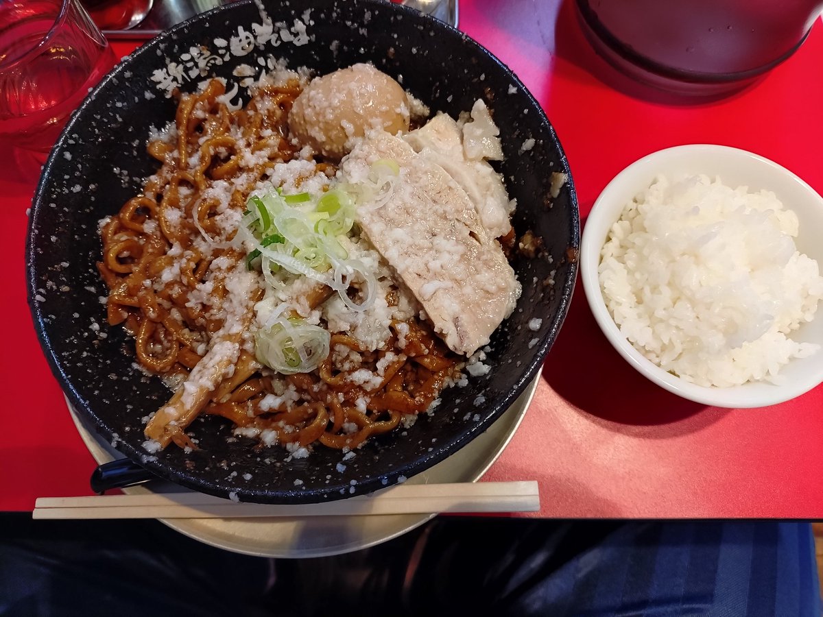 新潟に新しくできたモジャでお昼

新潟油そば大盛り
ライス+味玉

見た目ほど味も濃く、油もしつこくなく最後まで美味しくいただけました♪
量少なかったので食べる人は特盛でも足りないかも？