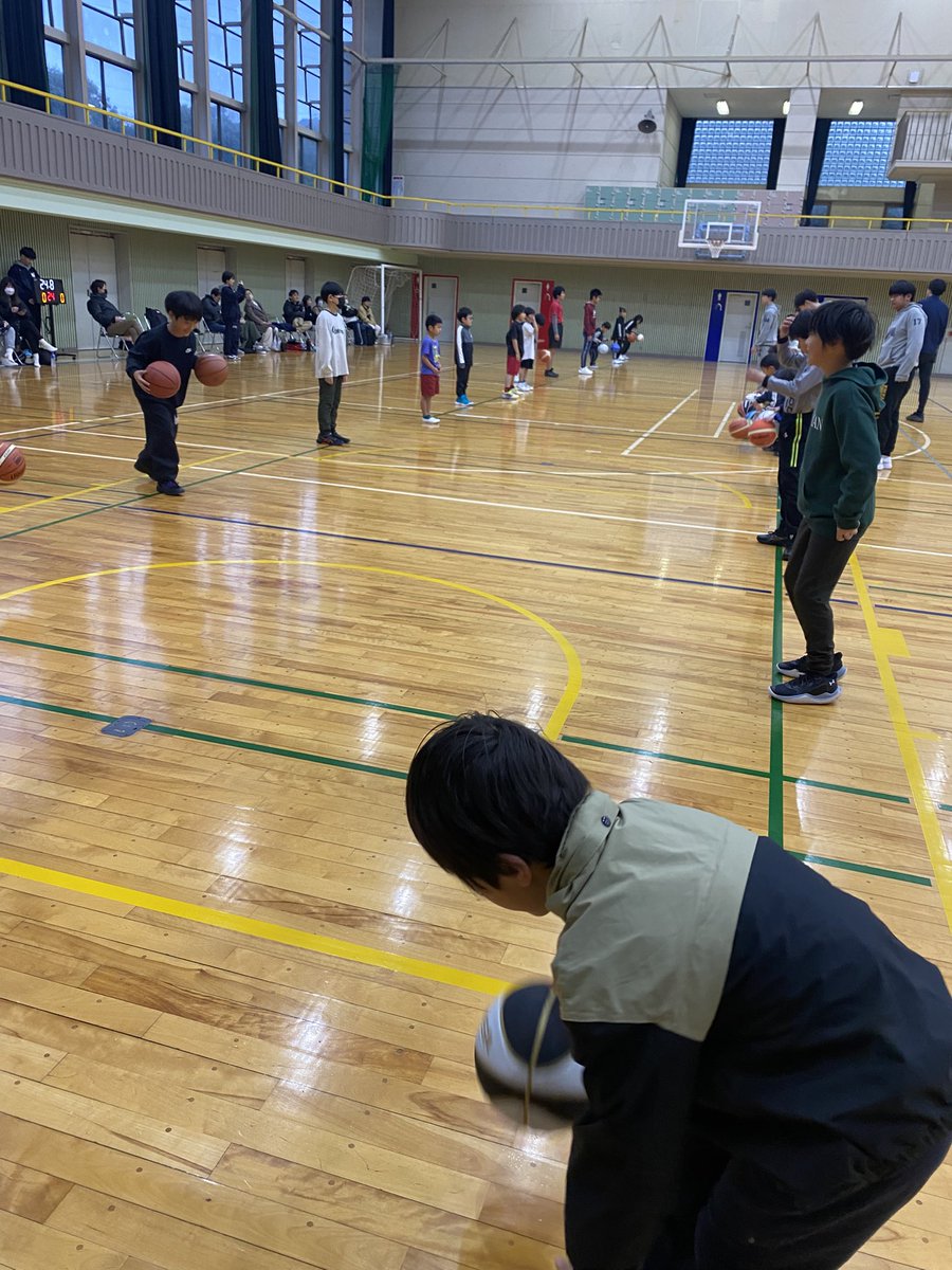 Wildsnake_2's tweet photo. 本日も初心者コース🔰へのたくさんのご参加ありがとうございました！☺️
来週も同じ時間に開催いたします。参加を希望される方は、お気軽にご連絡ください🙇‍♂️
#周南公立大学 #バスケ #バスケットボール　#バスケ教室　#大学バスケ　#小学生 https://t.co/0nTCli8zaV