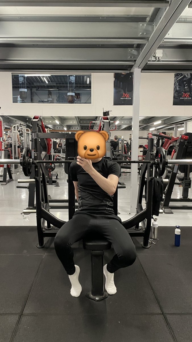 _max18_'s tweet image. Gym with or without shoes? 👟
.
#gym #boy #men #shoes #feet