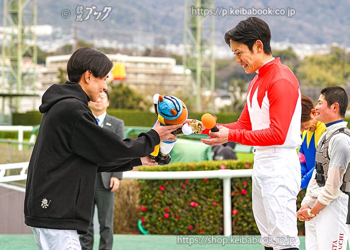 菱田裕二 騎手㊗JRA通算500勝達成🎉👏 同期の #中井裕二 騎手から