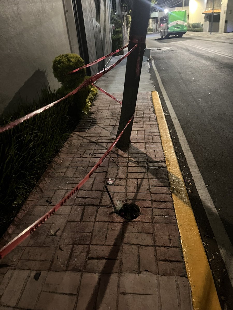 <a href="/ALaMagdalenaC/">Alcaldía La Magdalena Contreras</a> <a href="/CesacContreras/">CESAC - Alcaldía La Magdalena Contreras</a> gracias por “atender” la emergencia….sera mucho pedir que lo ARREGLEN…eso se va a caer!