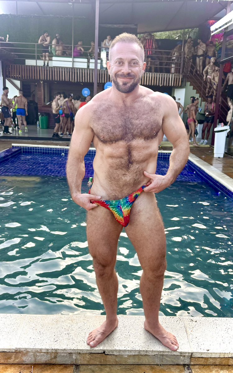 RebelXavier's tweet photo. Guapo pool party Carnaval 🌞🌈 https://t.co/vWkLeQKWdg