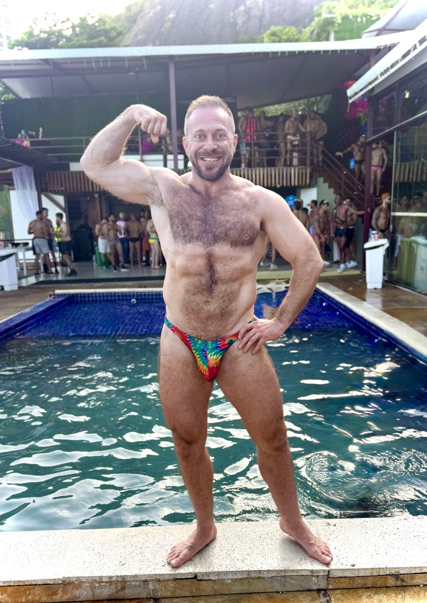 RebelXavier's tweet photo. Guapo pool party Carnaval 🌞🌈 https://t.co/vWkLeQKWdg