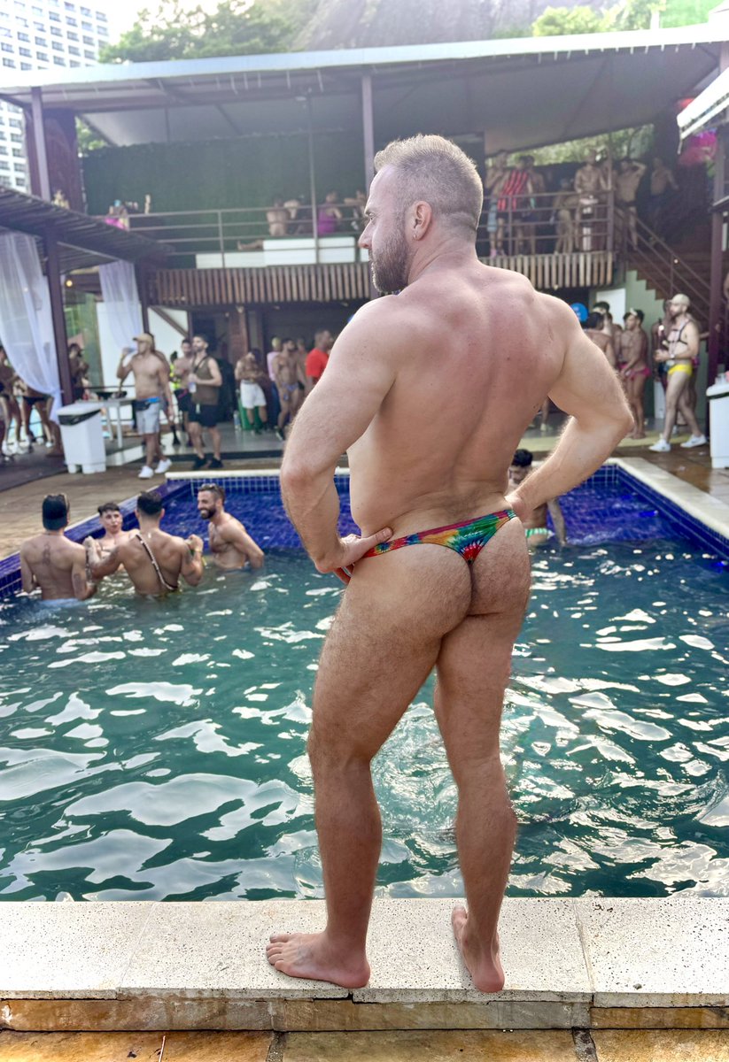 RebelXavier's tweet photo. Guapo pool party Carnaval 🌞🌈 https://t.co/vWkLeQKWdg