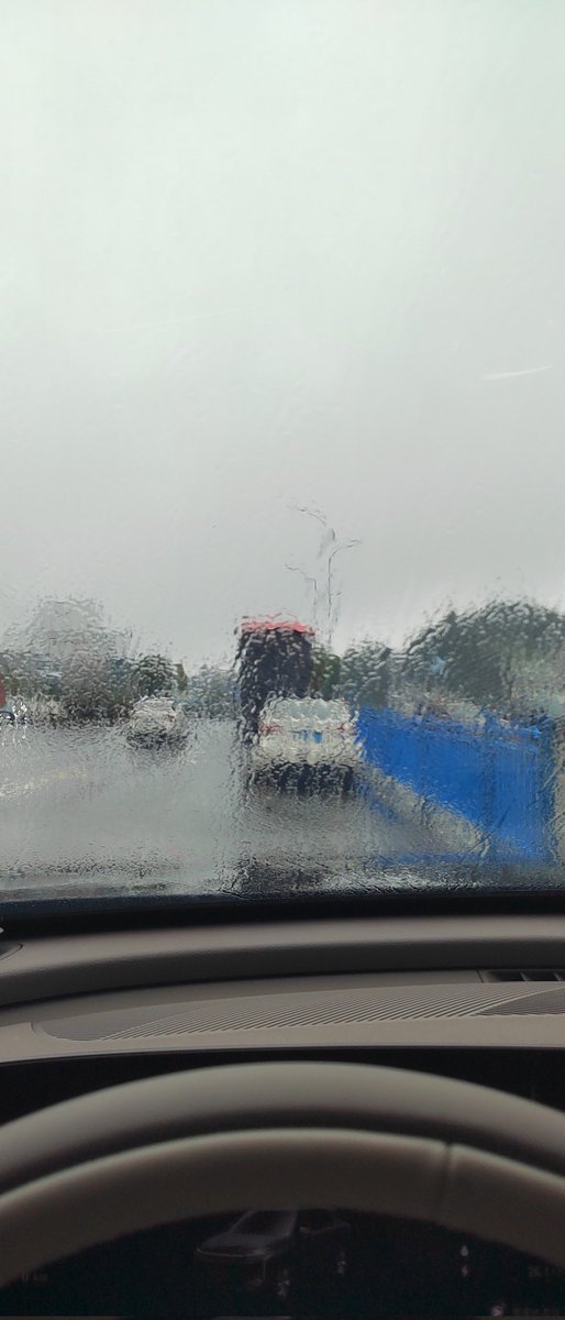 ChSeCap's tweet photo. 周末下雨就和情人节来大姨妈一样难受 https://t.co/qR6uayUvKk