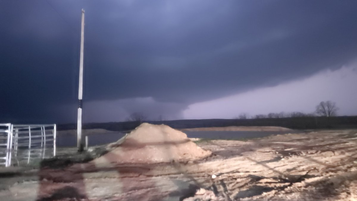 so_il_weather's tweet photo. tornado in progress ~4mi NW of Alton, MO. @NWSSpringfield #ilwx #wxreport https://t.co/lwn5IkmJJT