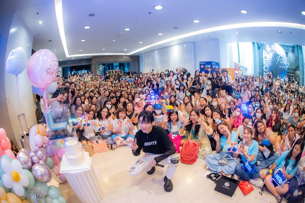 MPlay_2021's tweet photo. #20ปีไม่มีใครรู้  "เป๊ก ผลิต​โชค" ขึ้นเทรนด์ X ตำนานเพลงรักตลอดกาล

"ไม่มีใครรู้ว่ารักจะจบลงเมื่อใร

ไม่มีใครรู้ว่ารักจะจืดจางเมื่อใด

แต่ท��่รู้ก็คือ วันนี้รักเธอ

อยากจะทำเวลาที่มีให้งดงาม"

จะกี่ปีก็รักเหมือนเดิม! จากเด็กหนุ่มหน้าใสที่ตามรอยความฝัน สู่ศิลปินขวัญใจ​มหาชน​ "เป๊ก ผลิต​โชค" กับเพลง "ไม่มีใครรู้" เพลงฮิตตลอดกาล  20 ปีแล้วที่ทุกคนรู้จัก เป๊ก ผ่านเพลงนี้  แฟนๆ พร้อมใจกันติด #20ปีไม่มีใครรู้ เพราะวันนี้ (15 มีค. 68) คือวันครบรอบเพลง พร้อมส่งความรู้สึกดีๆ เติมพลังใจให้เฮียจนติดเทรนด์​X  ระหว่างเป๊ก และแฟนๆ มักจะมีโมเมนต์​อบอุ่นแบบนี้เสมอ ขอบคุณ​ทุกกำลังใจ... ปีนี้บอกเลยว่า ใครคิดถึงเฮียเป๊กเตรียมรอซัพพอร์ตได้เลย เฮียเสิร์ฟ​แน่นอน! 

#20ปีไม่มีใครรู้
#เป๊กผลิตโชค
#PeckPaLitChoke