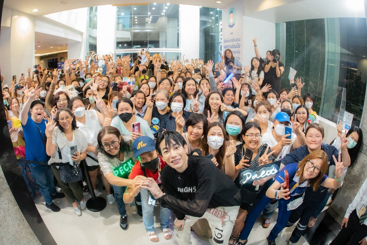 MPlay_2021's tweet photo. #20ปีไม่มีใครรู้  "เป๊ก ผลิต​โชค" ขึ้นเทรนด์ X ตำนานเพลงรักตลอดกาล

"ไม่มีใครรู้ว่ารักจะจบลงเมื่อใร

ไม่มีใครรู้ว่ารักจะจืดจางเมื่อใด

แต่ท��่รู้ก็คือ วันนี้รักเธอ

อยากจะทำเวลาที่มีให้งดงาม"

จะกี่ปีก็รักเหมือนเดิม! จากเด็กหนุ่มหน้าใสที่ตามรอยความฝัน สู่ศิลปินขวัญใจ​มหาชน​ "เป๊ก ผลิต​โชค" กับเพลง "ไม่มีใครรู้" เพลงฮิตตลอดกาล  20 ปีแล้วที่ทุกคนรู้จัก เป๊ก ผ่านเพลงนี้  แฟนๆ พร้อมใจกันติด #20ปีไม่มีใครรู้ เพราะวันนี้ (15 มีค. 68) คือวันครบรอบเพลง พร้อมส่งความรู้สึกดีๆ เติมพลังใจให้เฮียจนติดเทรนด์​X  ระหว่างเป๊ก และแฟนๆ มักจะมีโมเมนต์​อบอุ่นแบบนี้เสมอ ขอบคุณ​ทุกกำลังใจ... ปีนี้บอกเลยว่า ใครคิดถึงเฮียเป๊กเตรียมรอซัพพอร์ตได้เลย เฮียเสิร์ฟ​แน่นอน! 

#20ปีไม่มีใครรู้
#เป๊กผลิตโชค
#PeckPaLitChoke