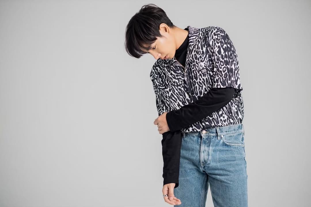 MPlay_2021's tweet photo. #20ปีไม่มีใครรู้  "เป๊ก ผลิต​โชค" ขึ้นเทรนด์ X ตำนานเพลงรักตลอดกาล

"ไม่มีใครรู้ว่ารักจะจบลงเมื่อใร

ไม่มีใครรู้ว่ารักจะจืดจางเมื่อใด

แต่ท��่รู้ก็คือ วันนี้รักเธอ

อยากจะทำเวลาที่มีให้งดงาม"

จะกี่ปีก็รักเหมือนเดิม! จากเด็กหนุ่มหน้าใสที่ตามรอยความฝัน สู่ศิลปินขวัญใจ​มหาชน​ "เป๊ก ผลิต​โชค" กับเพลง "ไม่มีใครรู้" เพลงฮิตตลอดกาล  20 ปีแล้วที่ทุกคนรู้จัก เป๊ก ผ่านเพลงนี้  แฟนๆ พร้อมใจกันติด #20ปีไม่มีใครรู้ เพราะวันนี้ (15 มีค. 68) คือวันครบรอบเพลง พร้อมส่งความรู้สึกดีๆ เติมพลังใจให้เฮียจนติดเทรนด์​X  ระหว่างเป๊ก และแฟนๆ มักจะมีโมเมนต์​อบอุ่นแบบนี้เสมอ ขอบคุณ​ทุกกำลังใจ... ปีนี้บอกเลยว่า ใครคิดถึงเฮียเป๊กเตรียมรอซัพพอร์ตได้เลย เฮียเสิร์ฟ​แน่นอน! 

#20ปีไม่มีใครรู้
#เป๊กผลิตโชค
#PeckPaLitChoke