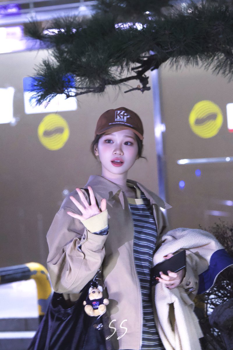 SS_CW0801's tweet photo. 250314 뮤직뱅크 퇴근

#KIMCHAEWON #김채원 
#LE_SSERAFIM #르세라핌 https://t.co/srnB5dce0P