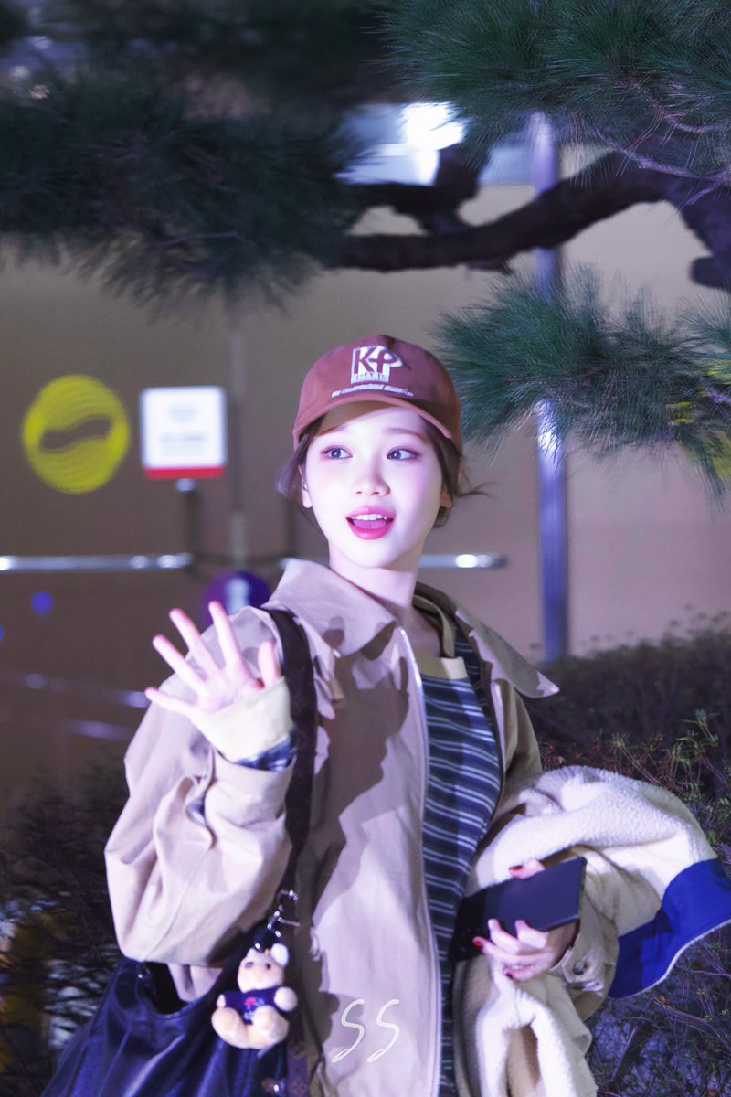 SS_CW0801's tweet photo. 250314 뮤직뱅크 퇴근

#KIMCHAEWON #김채원 
#LE_SSERAFIM #르세라핌 https://t.co/srnB5dce0P