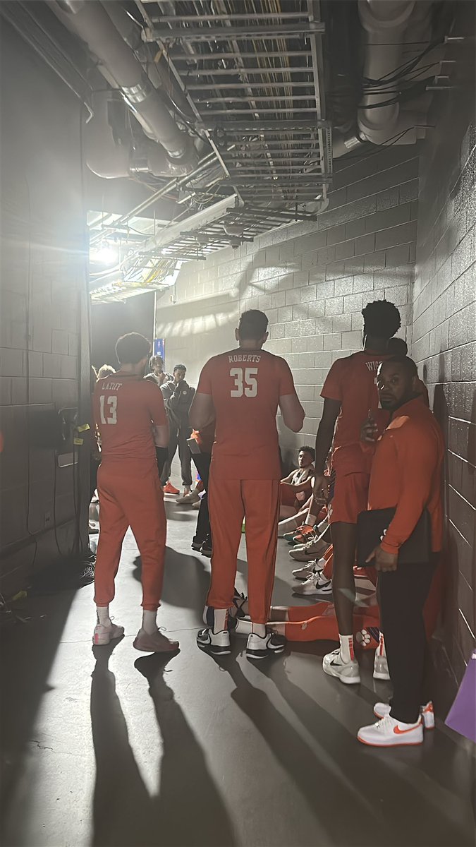 RealCardGame's tweet image. Clemson’s locker accidentally got locked and they’re having their halftime speech in the hallway.