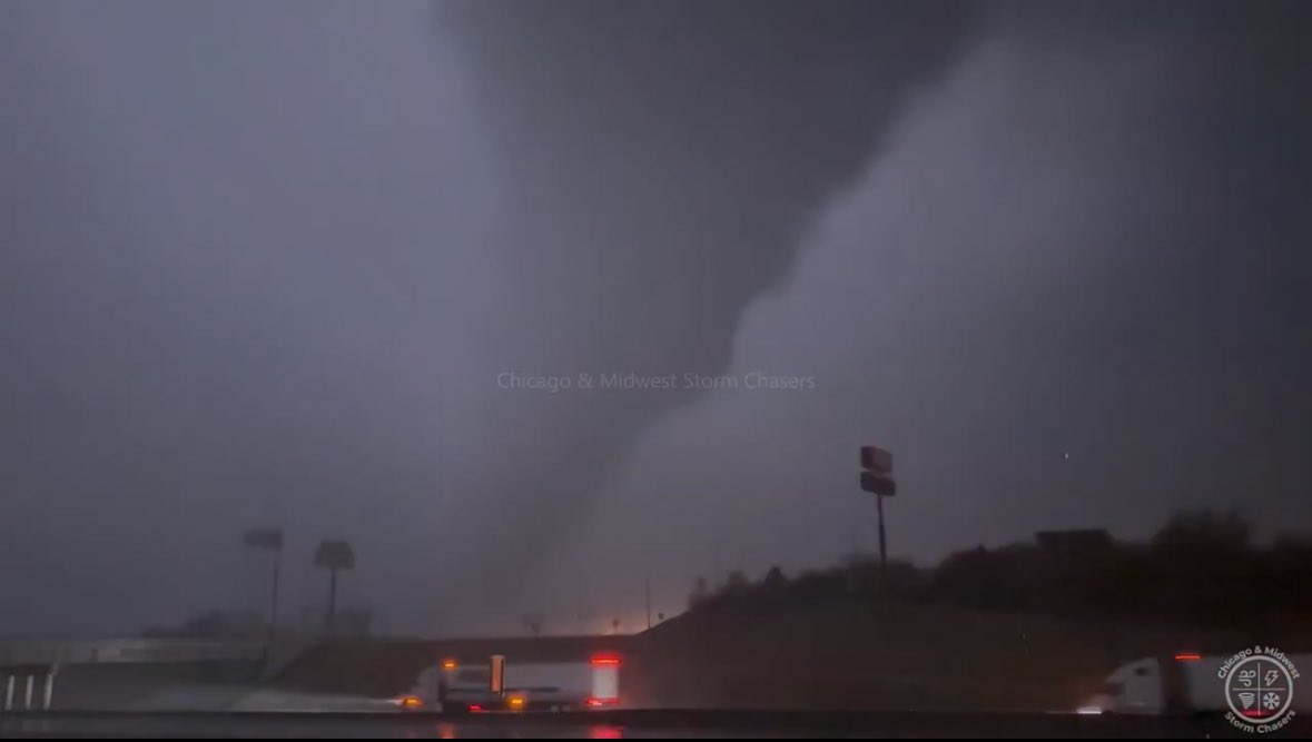 VanDamCNN's tweet photo. Lightning illuminates this nighttime tornado ripping through Villa Ridge, Missouri. #MOwx https://t.co/aPTNxVjCXF