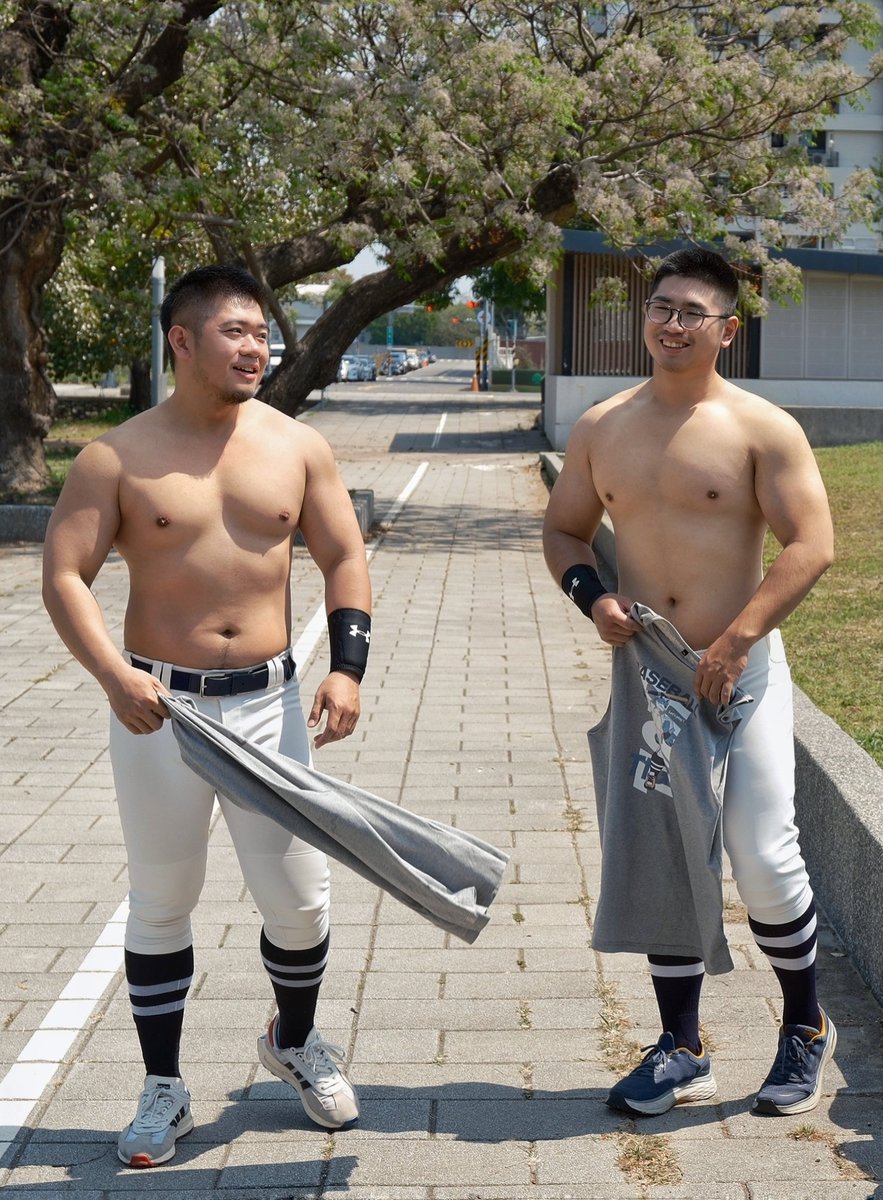 原本是想在預購期間 平均發文維持熱度，結果衝超快 整個被買爆🔥虎虎整個嚇到🤣所以確定下週一就要提早收單😱既然如此就速速釋出側拍福利給大家囉😍好香好香🔥感謝虎虎找我代言，也感謝斑斑大老遠來台南參與拍攝，雙人作品果然更好構圖，畫面感也更豐富🥰
/
斑斑 179/96/XL <a href="/Hong9487945/">斑斑Hong</a>
小牛 172/88/L