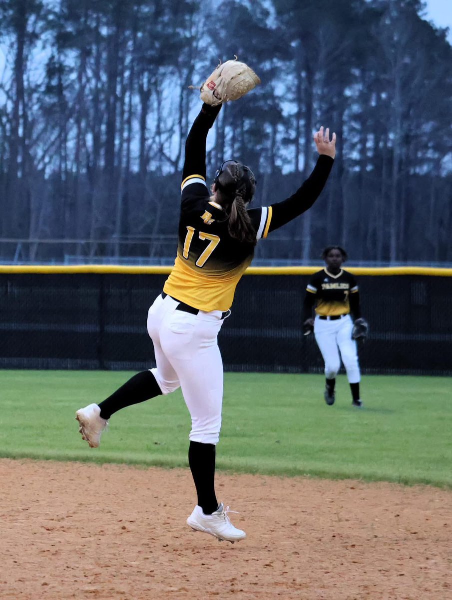 Payton_Softball's tweet photo. We beat White Oak 9-4 🔥  I went 2 for 3 with 2 RBIs &amp; 1 Run.  Left the game and I’m heading west to @salemsoftball with @rcarriker3 for 🥎 camp tomorrow!  #softball #softballdrills #hurricanes #gocanes #uncommitted2026 #prospect https://t.co/UuYDW9RDt2