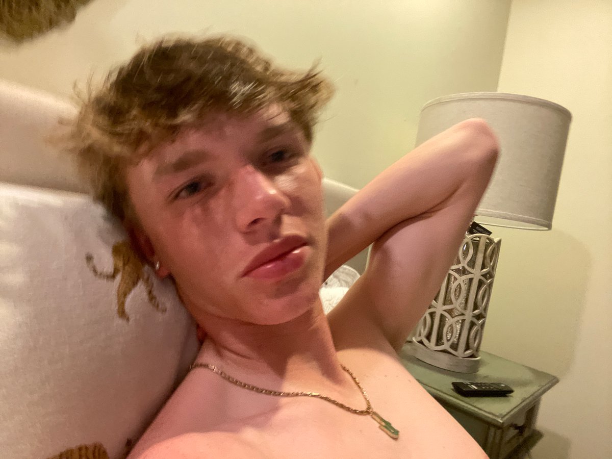 TwinkAndATwunk's tweet photo. Kiss me💋 I’m not Irish. ☘️ 

#bi #gay #twink #oomf #stan https://t.co/2GQZSEZdXG