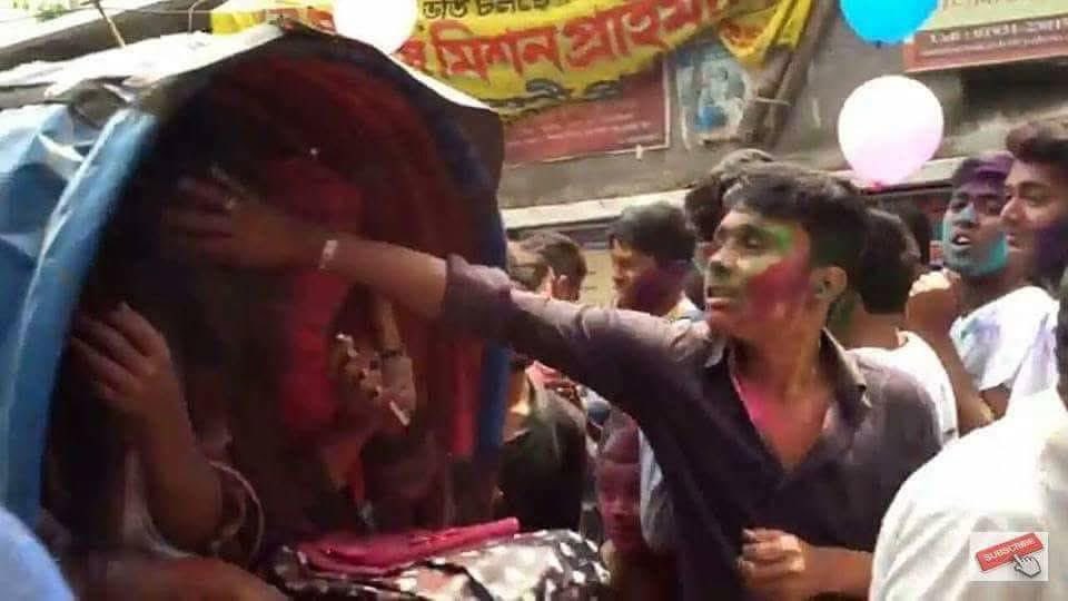 VOBMUSLIMs's tweet photo. ঢাকায় হোলি
আশেপাশে কি কোন মুসলিম নেই?
এমন দেখলে সাথে সাথে তার পাওনা বুঝিয়ে দেন।সরাসরি ঢাকা মেডিক্যাল।

বাংলাদেশে এই হোলি নামের যৌনহয়রানী বন্ধ করা উচিৎ । https://t.co/x7zsGRAhuE