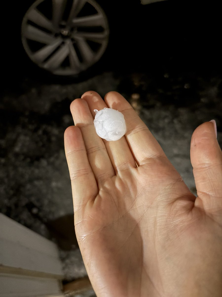 JakeJohnston37's tweet photo. @FOX2now quarter sized hail in Kirkwood, Missouri!! https://t.co/iZBLwiZUCc