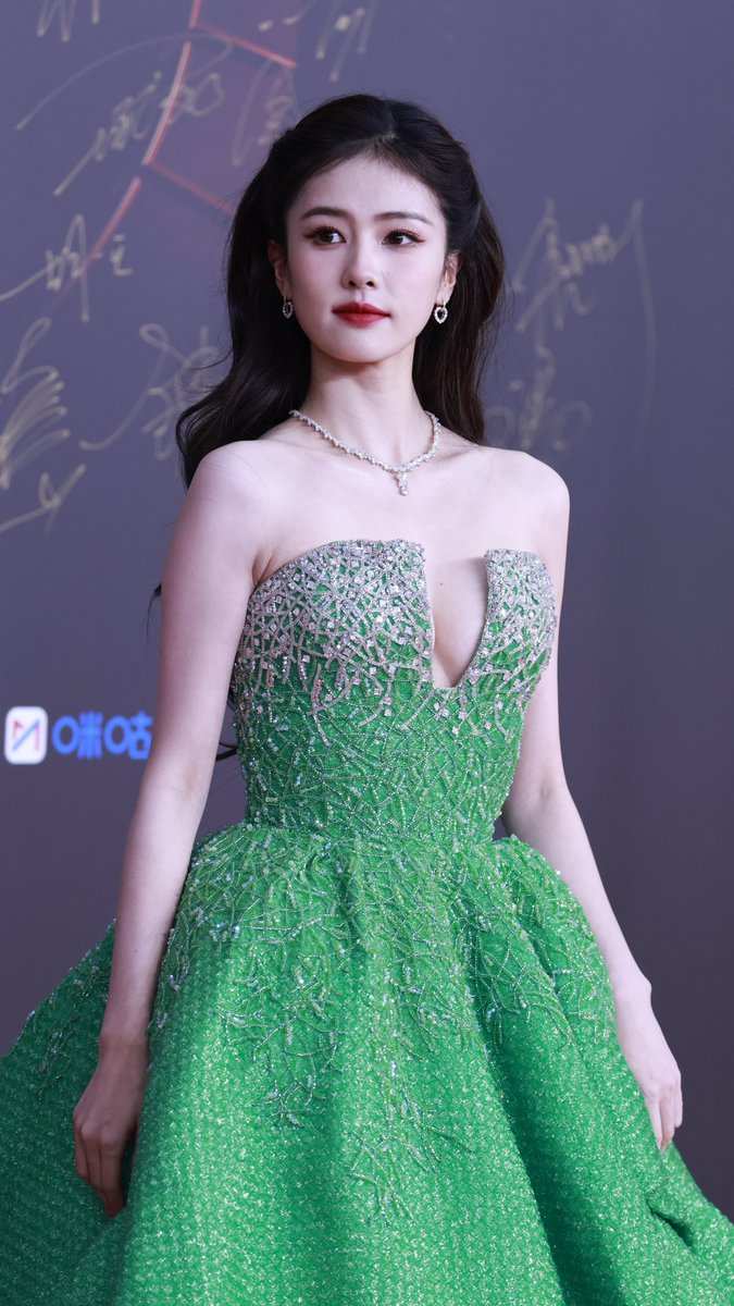 ming_li32217's tweet photo. 014 白鹿 2-红毯绿长裙103P 1.84G https://t.co/BIQWKhPuYS