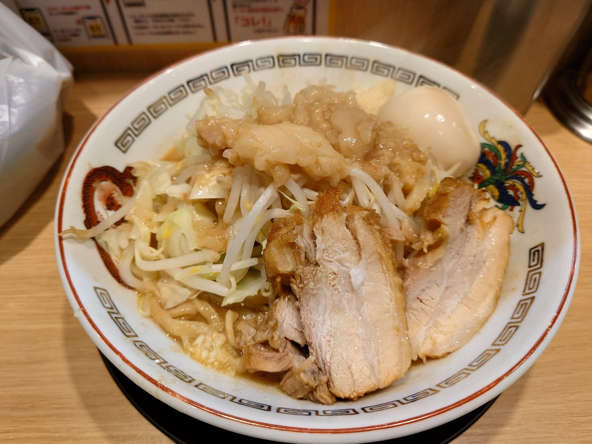 名古屋の豚山に来た〜😆
最近二郎系ラーメンを食べないと禁断症状が…

お店の店員さんが少し前田佳織里に似ている😁