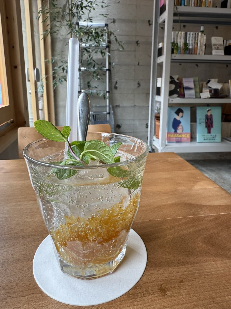 MiaMiura8220's tweet photo. 眼科の帰り道にホッと一息
#池上駅 
#in_the_lib 
#イン・ザ・ライブラリー 
#intheLibrary 
#inthelibrary 
#柚子ソーダ
#ブックカフェ
#花粉症 https://t.co/1CIi8VWp7G