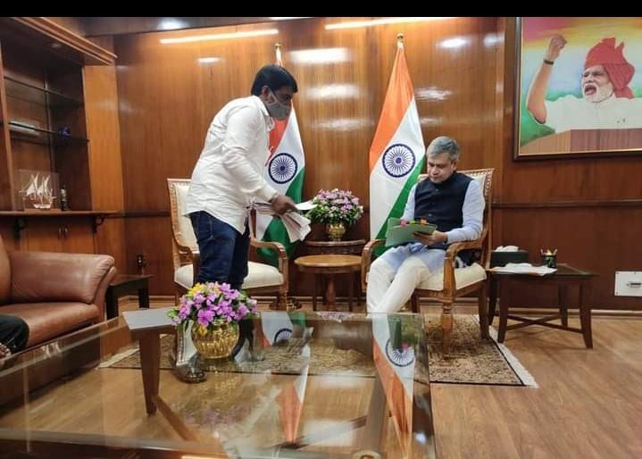 prashant pawar (@prashan71315562) on Twitter photo इस देश मै सच को सच बोलने की किसीकी हिमत नहीं रेलवे मंत्रालय आँखो पर पटी लगाय बैठा है 2 साल प्रशिक्षण देकर 12 साल से देहाड़ी मजदूरी कर रहे है तुम्हारी इंसानियत मर चुकी है गरीब के लिए #रेलवे_अपरेंटिस_बेरोजगार_गलत_नीतियों_के <a href="/AshwiniVaishnaw/">Ashwini Vaishnaw</a> <a href="/RailMinIndia/">Ministry of Railways</a> <a href="/ShivaGopalMish1/">Shiva Gopal Mishra</a> इस देश मै सच को सच बोलने की किसीकी हिमत नहीं रेलवे मंत्रालय आँखो पर पटी लगाय बैठा है 2 साल प्रशिक्षण देकर 12 साल से देहाड़ी मजदूरी कर रहे है तुम्हारी इंसानियत मर चुकी है गरीब के लिए #रेलवे_अपरेंटिस_बेरोजगार_गलत_नीतियों_के <a href="/AshwiniVaishnaw/">Ashwini Vaishnaw</a> <a href="/RailMinIndia/">Ministry of Railways</a> <a href="/ShivaGopalMish1/">Shiva Gopal Mishra</a>