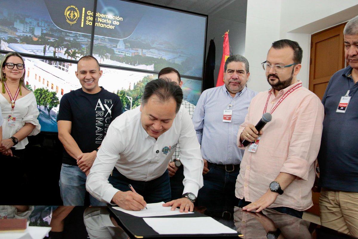 ¡Buenas noticias para el sector arrocero! Tras una intensa jornada de trabajo, el gobernador <a href="/williamndes_/">William Villamizar Laguado</a> logró la firma de un acuerdo clave con los representantes de este gremio. 📝🤝