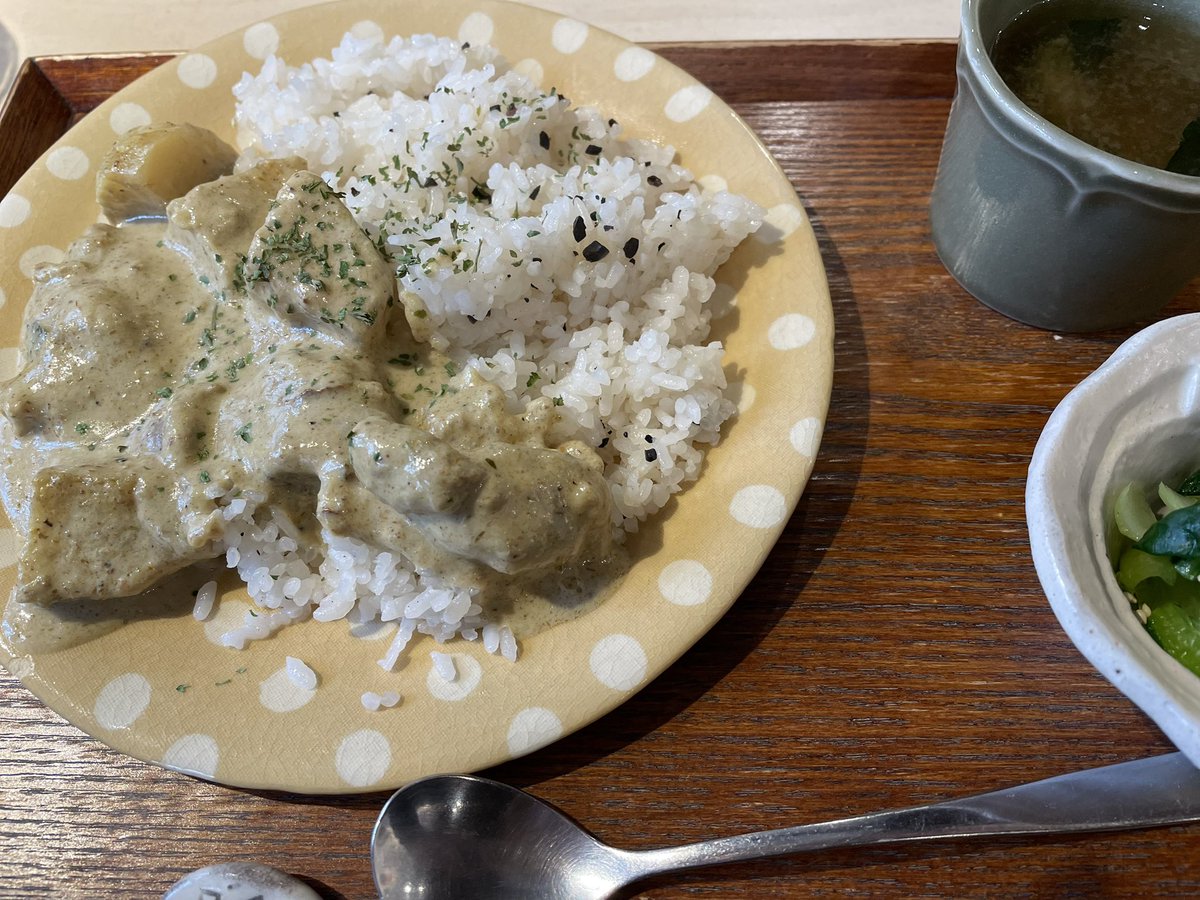 TStudy's tweet image. ikkAさんでイエローカレー。暖かくなったり寒くなったり天気は変わり易い時期になった。