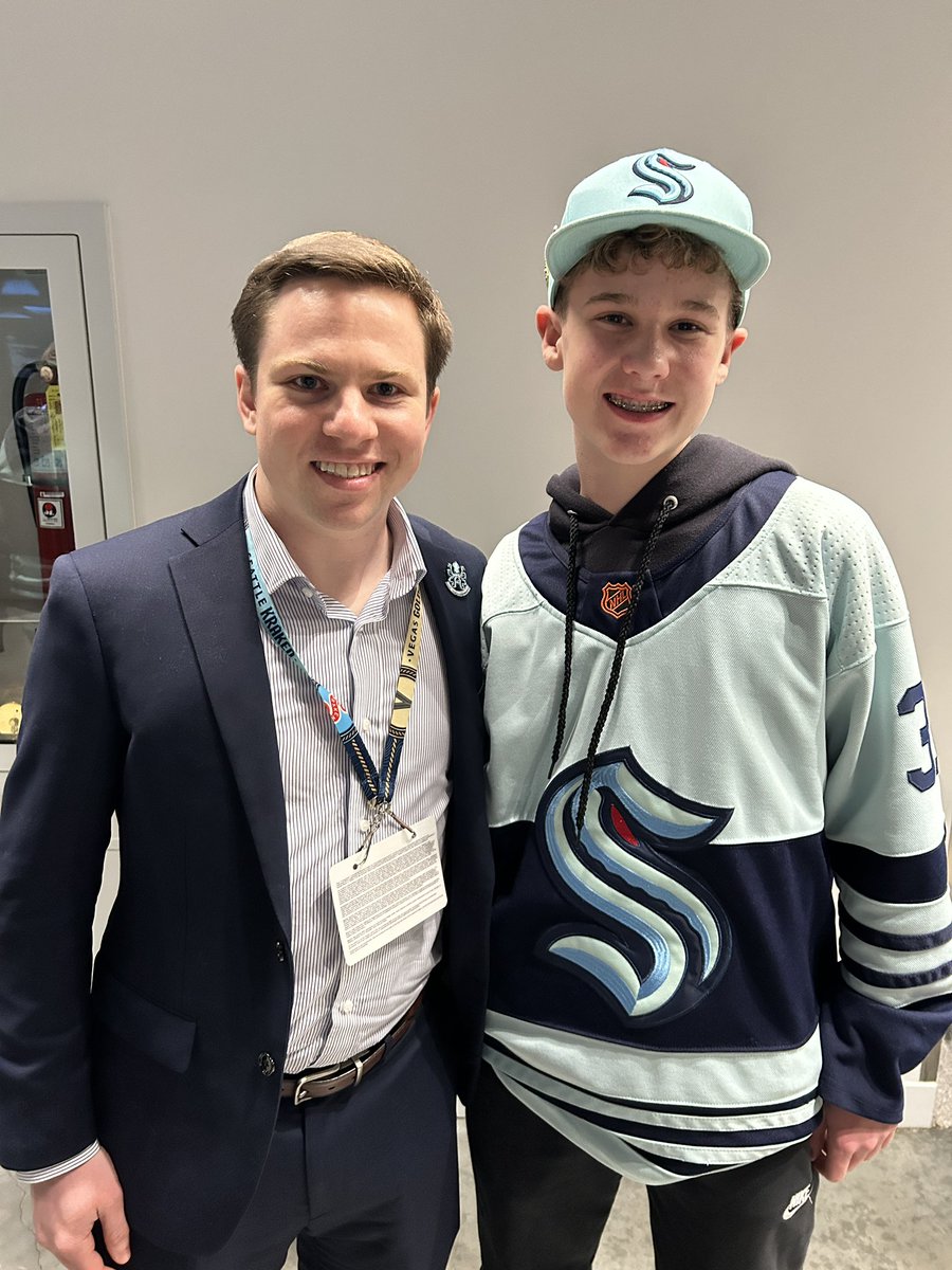 pastorpickles's tweet photo. Great to meet you RJ! We love you guys and tune in after every game from Spokane! Go Catton!
@EmeraldCityHky https://t.co/ikdhANSUmN