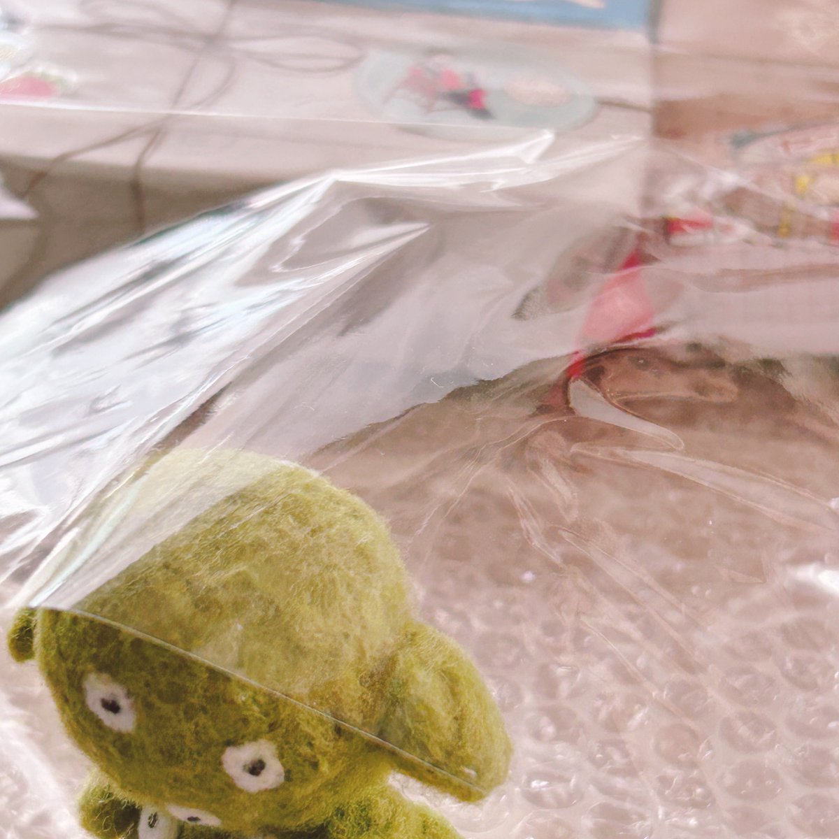 こちらはなぁさんからプレゼントいただいた時に撮った贈り物を袋から出してくれる百目ちゃん 