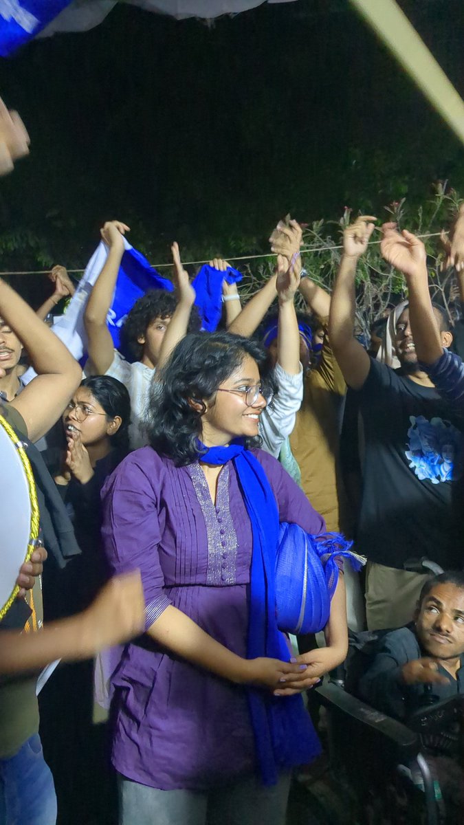JNU में BAPSA (Birsa Ambedkar Phule Students' Association) से महासचिव बनी प्रियांशी आर्या ब्राह्मणवाद के खिलाफ एक मज़बूत आवाज बनकर उभरी हैं  जिन्होंने सामाजिक न्याय की राजनीति को एक नया आयाम दिया है। 

प्रियांशी आर्या के चुनाव जीतने के बाद से ही दक्षिणपंथी शक्तियाँ उन पर और